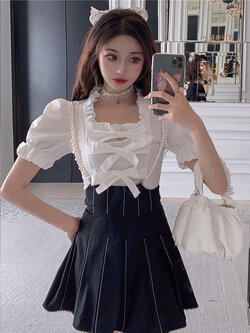 พรีออเดอร์ : ชุดเซ็ทแฟชั่น เสื้อเชิ้ตสีขาวแขนตุ๊กตาประดับโบว์ด้านหน้า และ กระโปรงเอี๊ยมแต่งสายมุกตามแบบ (ราคาแยกชิ้น)