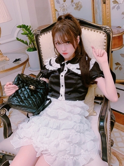 Summer Joy : เสื้อเชิ๊ตแฟชั่นสไตล์ญี่ปุ่นสีดำแขนตุ๊กตาแต่งระบายปกน่ารักๆติดกระดุมด้านหน้า งานแบรนด์ (สินค้าไม่รวมเดรสขาวด้านในค่ะ)