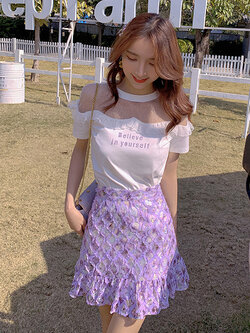 Palglg : พรีออเดอร์ กระโปรงสั้นสีม่วงเข้ารูปผ้าลูกไม้ประดับเลื่อม ระบายชายตามแบบ ติดซิปด้านหลัง แบรนด์แท้