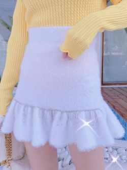 พรีออเดอร์ : กระโปรงขนนุ่มเข้ารูปประดับเพชรตามแบบ มีให้เลือก2สี