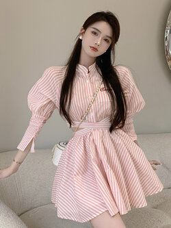 พรีออเดอร์ : เดรสเชิ้ตลายเส้นสีชมพูหวาน เว้าช่วงเอวแต่งสายผูกโบว์ รุ่นแขนพอง