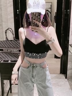 พรีออเดอร์ : เสื้อครอปสายเดี่ยวประดับเลื่อม