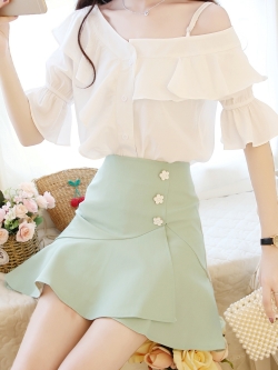 พรีออเดอร์ :กระโปรงแฟชั่นสไตล์หวานแต่งกระดุมดอกไม้ มีให้เลือก 2 สีค่ะ