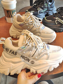 พรีออเดอร์ : รองเท้าลำลองส้นสูง 6 ซม. แฟชั่นสไตล์เกาหลี แต่งสีโฮโลแกรม มีให้เลือก 2สี