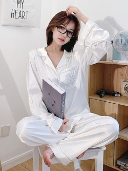 พรีออเดอร์ : ชุดนอนแฟชั่นแบบสวย เสื้อแขนยาวปักลายที่กระเป๋าแบบเรียบหรู ประดับเพชรที่ชุดเก๋ไม่ซ้ำใคร (ผ้าปิดตาจำหน่ายเฉพาะสั่งซื้อพร้อมชุดนอนเท่านั้น)