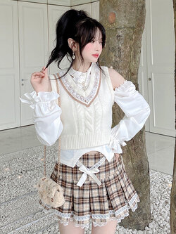 Summer Joy : พรีออเดอร์ เสื้อกั๊กสเวตเตอร์คอวีปักลายตามแบบ แบรนด์แท้