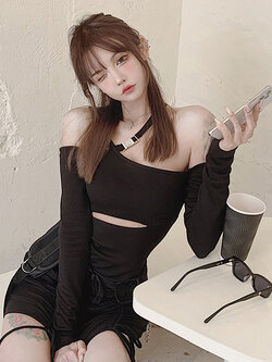 Girly Fancy Club : เดรสเข้ารูปแฟชั่นเซ็กซี่แขนยาวเปิดไหล่ แต่งสายสะพายข้างหนึ่ง ช่วงใต้อกเป็นซิปสามารถรูดเปิดได้ มีให้เลือก 2สี แบรนด์แท้