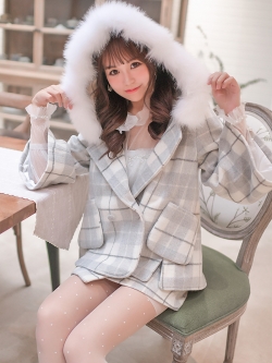 พรีออเดอร์ : ชุดเซ็ท 2 ชิ้น เสื้อโค้ทกันหนาวสีเทาลายสก็อตมีฮูทแต่งขนเฟอร์ + กระโปรงเข้าชุด