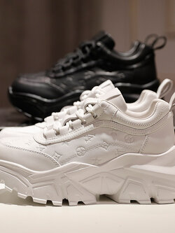 พรีออเดอร์ : รองเท้าลำลองส้นสูง 6-8 ซม. แต่งลาย โทนเรียบ มีให้เลือก 2สี