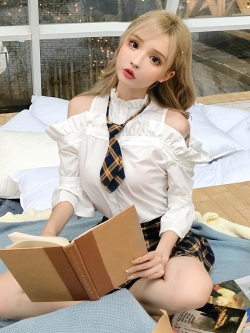 Girly Fancy Club : เสื้อเชิ๊ตแฟชั่นแขนสามส่วนเปิดไหล่ แบรนด์แท้ (สินค้าไม่รวมเทคไท)