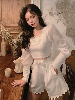 พรีออเดอร์ : ชุดเซ็ตแฟชั่นราคาแยกชิ้น เสื้อครอปสั้นสีขาวแขนยาว และ กางเกงขาสั้นเอวสูงน่ารักๆ