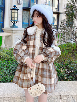Summer Joy : พรีออเดอร์ เสื้อโค้ทแฟชั่นสไตล์ญี่ปุ่นสีน้ำตาลลายสก็อต ประดับโบว์และปกขนนุ่มตามแบบ แบรนด์แท้