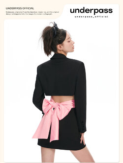 Underpass : พรีออเดอร์ เดรสแฟชั่นสีดำผ่าช่วงเอวด้านหลังประดับโบว์ชมพู รุ่นแขนยาวกระโปรงทรงเอ แบรนด์แท้
