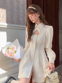 Acaine : พรีออเดอร์ เดรสแฟชั่นสไตล์เกาหลีสีวานิลาติดกระดุมด้านหน้าเว้าช่วงอกตามแบบ แบรนด์แท้