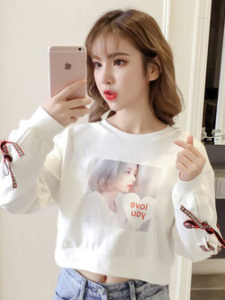 พรีออเดอร์ : เสื้อสเวตเตอร์แฟชั่นแขนยาวพิมพ์ลายหวานๆ ประดับโบว์น่ารักๆ ช่วงแขน มี 3สี