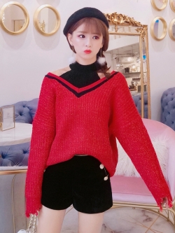 พรีออเดอร์ : เสื้อแฟชั่นเปิดไหล่สีแดงตัดต่อเสื้อสีดำด้านใน ชายแขนและชายเสื้อแบบขาดรุ่ย