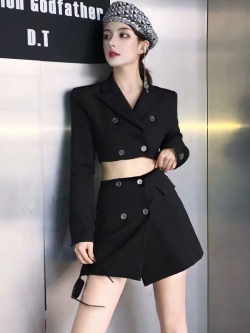 TOFLORA : ชุดเซ็ทแฟชั่นสไตล์เกาหลี เสื้อสูทครอปแขนยาว + กระโปรงสั้นสีดำเข้าชุดแต่งกระดุม (สินค้าไม่รวมเสื้อตัวข้างในค่ะ)