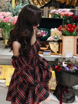 DoggyQin : พรีออเดอร์เดรสลายสก็อตแฟชั่นสไตล์เกาหลีญี่ปุ่น ช่วงบนแต่งผ้ามุ้งสีดำ แบบสวย มี 2 สี (สินค้าเฉพาะเดรสค่ะ) แบรนด์แท้