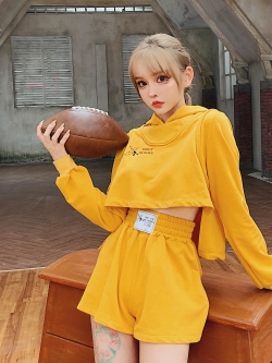 Girly Fancy Club : ชุดเซ็ทแฟชั่นสไตล์สปอร์ต เสื้อแขนยาวด้านหน้าครอปสั้นแขนยาวมีฮูท + กางเกงขาสั้นขอบเอวยางยืด มีให้เลือก 2 สี งานแบรนด์