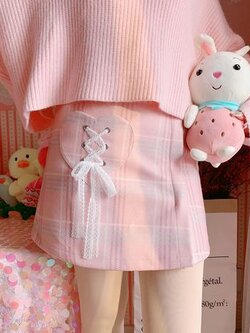 พรีออเดอร์ : กระโปรงป้ายลายสก็อตปักหัวใจประดับโบว์ริบบิ้นตามแบบ มีให้เลือก 2สี