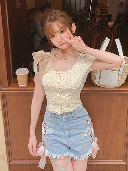 Girly Fancy Club : พรีออเดอร์ กางเกงยีนส์ขาสั้นแต่งห่วงใหญ่ด้านข้างติดริบบิ้นใหญ่ แต่งขาด แบรนด์แท้