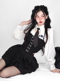 Shaoyeyan : พรีออเดอร์ ชุดเซ็ตแฟชั่น (ราคาแยกชิ้น) เสื้อเกาะอกมีสายคล้องคอ + เนคไท + ป้าย / เสื้อเชิ้ตฉลุลายหัวใจแขนยาวสีขาว / กระโปรงจีบรอบสีดำ แบรนด์แท้