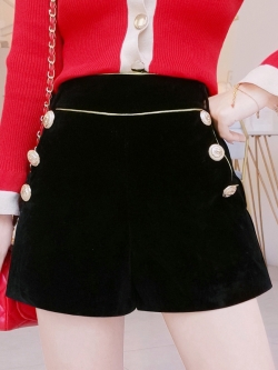 พรีออเดอร์ : กางเกงขาสั้นสีดำแต่งกระดุมตามแบบ ติดซิปด้านข้าง มีกระเป๋า2ด้าน