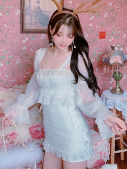 Summer Joy : เสื้อแฟชั่นสีขาวแบบโปร่งบาง แขนยาวแต่งระบายประดับมุกตามแบบ งานแบรนด์ (สินค้าไม่รวมเสื้อตัวในค่ะ)