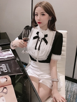 พรีออเดอร์ : เสื้อแฟชั่นสไตล์เกาหลีญี่ปุ่นแขนสั้นแต่งดอกกุหลาบกลางอก มีให้เลือก 2 สี