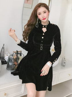 พรีออเดอร์ : เดรสแฟชั่นสีดำกำมะหยี่แขนยาว แต่งเข็มขัดตามแบบ