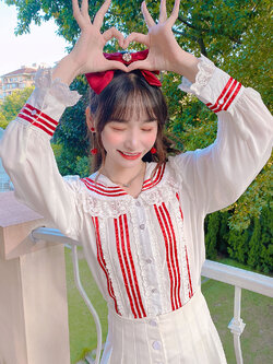 พรีออเดอร์ : เสื้อเชิ้ตแฟชั่นแขนยาวแต่งแถบริบบิ้นแดงน่ารักๆ