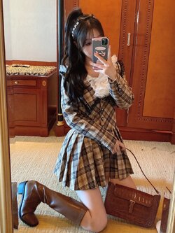 Summer Joy : พรีออเดอร์ เดรสลายสก็อตคอ V ผ่าลึก แขนยาว สไตล์ JK แต่งกระดุมชาแนล