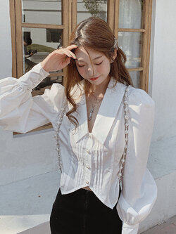 Girly Fancy Club : พรีออเดอร์ เสื้อเชิ้ตแขนยาวแฟชั่นสไตล์เกาหลี สีขาว คอวีผ่าลึก ติดกระดุมด้านหน้า แบรนด์แท้