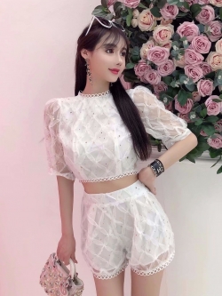 พรีออเดอร์ : ชุดเซ็ทแฟชั่นสไตล์หวาน เสื้อครอป + กางเกงขาสั้นขอบเอวยืด (มี2สี)