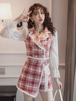 พรีออเดอร์ : ชุดเซ็ท 2 ชิ้น เสื้อแฟชั่นแขนสั้นสไตล์หวาน + กางเกงขาสั้นเข้าชุด มีให้เลือก 2สี