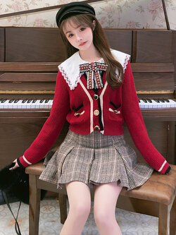 พรีออเดอร์ : เสื้อคาดิแกนครอปสั้นแต่งกระดุมแบบสวยหรู มีให้เลือก 2สี (สินค้าไม่รวมโบว์ด้านหน้า)