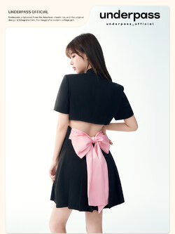 Underpass : พรีออเดอร์ เดรสแฟชั่นสีดำผ่าช่วงเอวด้านหลังประดับโบว์ชมพู รุ่นแขนสั้นกระโปรงจีบ แบรนด์แท้