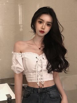 พรีออเดอร์ : เสื้อแฟชั่นเปิดไหล่ครอปสั้น มีสายผูกเชือกด้านหน้า มีให้เลือก 2สี