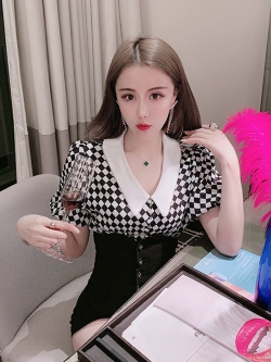 พรีออเดอร์ : เสื้อแฟชั่นลายข้ามหลามตัดขาวดำ แขนสั้น คอปกแต่งสายเงินสะท้อนแสง กระดุมประดับเพชร