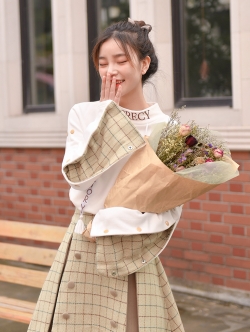 SNBL Girl : เสื้อยืดฤดูหนาวผ้าฝ้ายน่ารักๆ ช่วงแขนติดกระดุม สามารถเปิดผ่ากว้างโชว์ลายสก็อตแบบเก๋ๆ ได้ ปักลายอักษรตามแบบ แบรนด์แท้