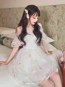 Summer Joy : พรีออเดอร์ เดรสสีขาวแฟชั่นเปิดไหล่สายเดี่ยวสไตล์หวาน สามารถใส่เป็นเดรสคอวีได้ ช่วงกระโปรงแต่งผ้าตาข่ายพองๆ ปักลายคิวปิด มีให้เลือก 2 แบบ ทรงสั้นและยาว แบรนด์แท้