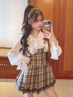 Summer Joy : พรีออเดอร์ เอี๊ยมลายสก็อตสีน้ำตาลน่ารักๆ กระดุมชาแนล แต่งสาย V ด้านหน้า