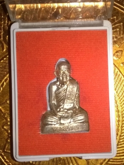 รูปหล่อลอยองค์รุ่นแรก หลวงปู่นามวัดน้อยชมภู่ สุพรรณบุรี เนื้ออัลปาก้า