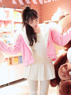 พรีออเดอร์ : เสื้อแจ็คเก็ตยีนส์เนื้อผ้าฝ้ายซับในผ้าขนกำมะหยี่ประดับหมุด มีฮู๊ดแต่งขนเฟอร์น่ารักๆ ตามแบบ