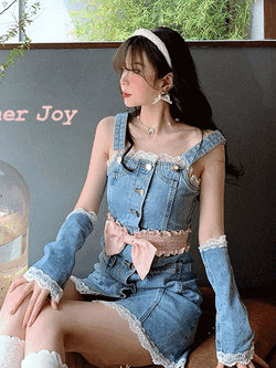 Summer Joy : พรีออเดอร์ เอี๊ยมยีนส์ติดกระดุมด้านหน้าแต่งระบายลูกไม้หวานๆ + ปลอกแขนยีนส์ (สินค้าไม่รวมเข็มขัดชมพู) แบรนด์แท้