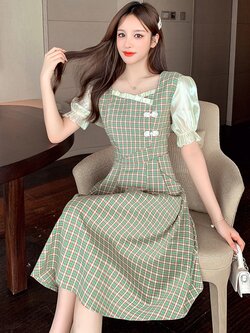 พรีออเดอร์ : เดรสแฟชั่นลายสก็อตน่ารักๆ ยาวคลุมเข่า แต่งกระดุมจีน มีให้เลือก 2 สี