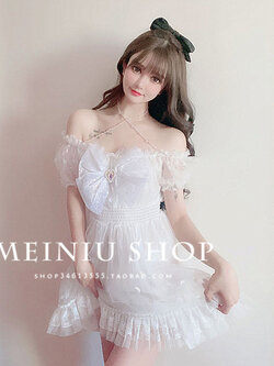 พรีออเดอร์ : เดรสสั้นเปิดไหล่ไซส์มินิสีขาวน่ารักๆ ประดับสายไขว้คอด้วยคริสตัลและโบว์หวานๆ ด้านหน้า